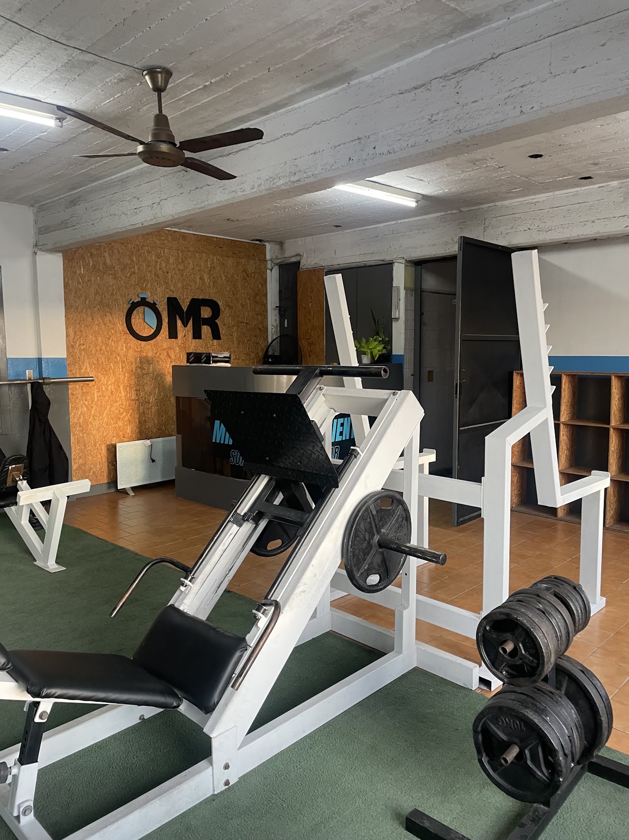 Interior del gimnasio MR Entrenamiento